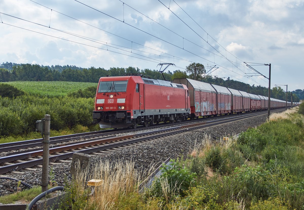 185 281-3 ist am 11.07.2018 mit einen Autozug in Richtung Würzburg bei Dörflein unterwegs.