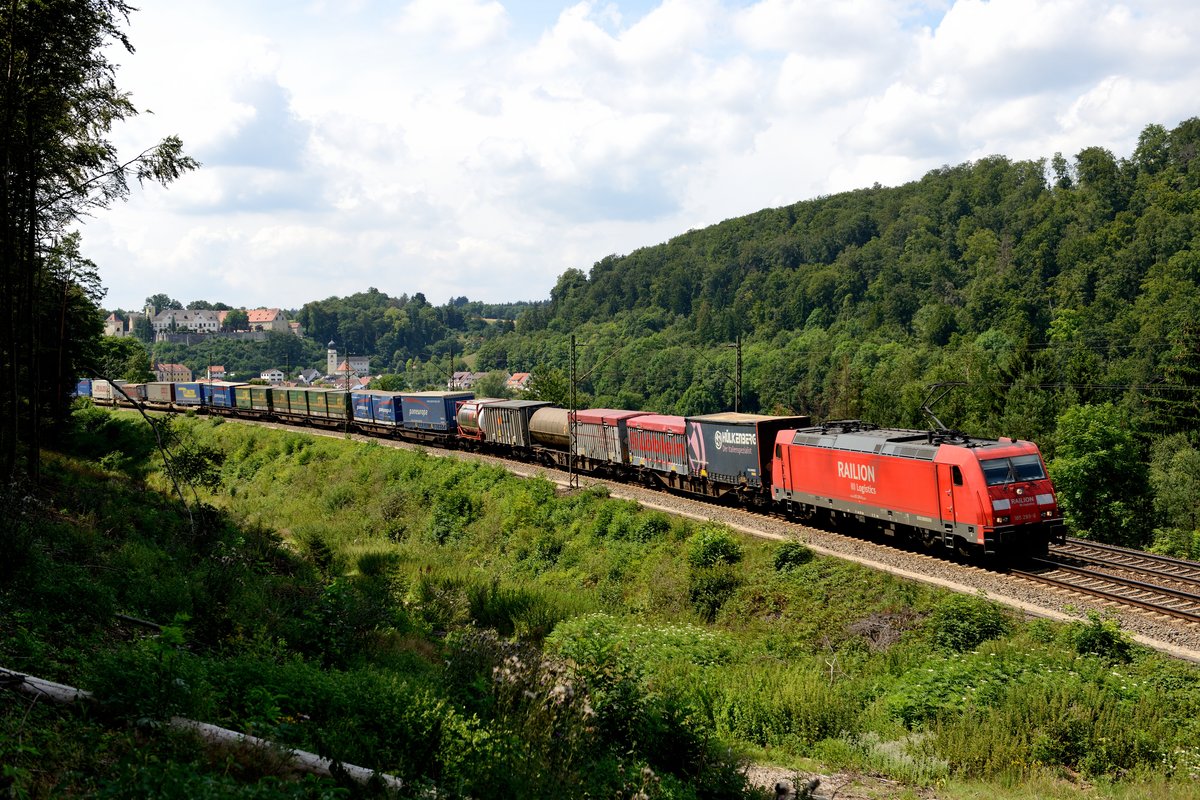 185 289 mit einem KLV Zug bei Möhren am 02. August 2014.