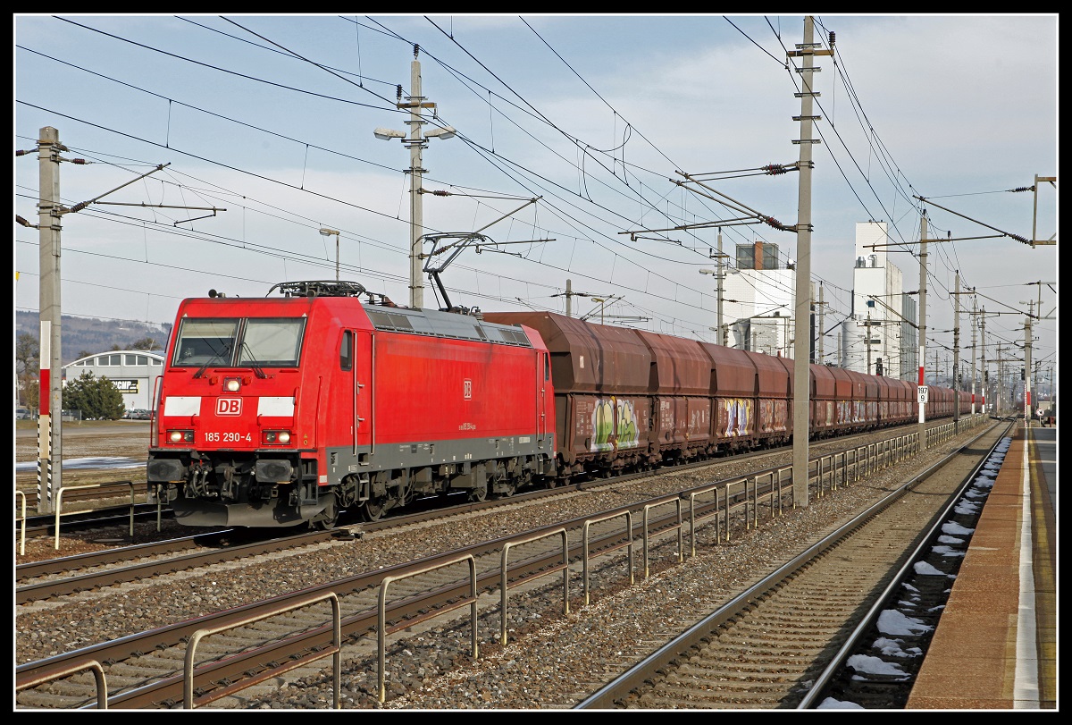 185 290 mit Güterzug in Hörsching am 31.01.2019.