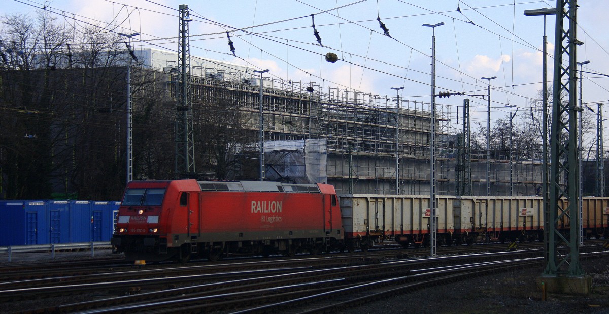 185 292-0 von Railion  kommt aus Richtung Köln,Aachen-Hbf,Aachen-Schanz mit einem Kurzen Schrottzug aus Österreich nach Belgien und fährt in Aachen-West ein.
Aufgenommen vom Bahnsteig in Aachen-West bei schönem Sonnenschein am Nachmittag vom 17.1.2015.