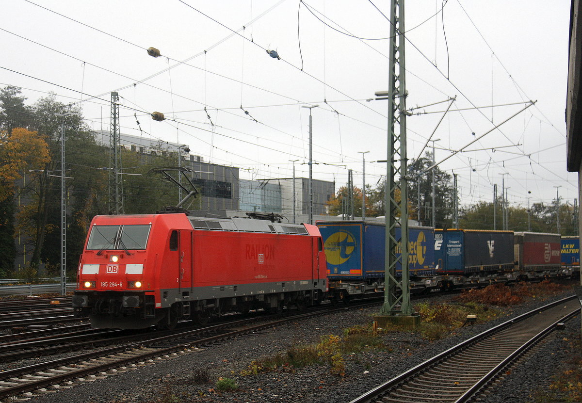 185 294-6 DB  kommt aus Richtung Köln,Aachen-Hbf,Aachen-Schanz mit einem langen Containerzug aus Gallarate(I) nach Zeebrugge(B) und fährt in Aachen-West ein. 
Aufgenommen vom Bahnsteig in Aachen-West.
Bei Regenwetter am Nachmittag vom 11.11.2017.