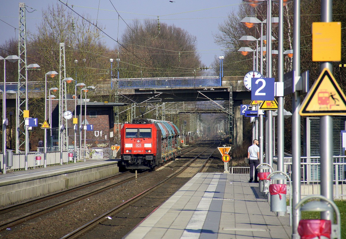 185 298-7 DB  kommt mit einem Kurzen Kalkleerzug aus Hagen(D) nach Marche-les-Dames(B) aus Rheydt,Wickrath,Beckrath,Herrath,Erkelenz,Baal,Hückelhoven-Baal,Brachelen,,Lindern,Süggerrath,Geilenkirchen,Frelenberg,Zweibrüggen
und fährt durch Übach-Palenberg in Richtung Rimburg,Finkenrath,Hofstadt,Herzogenrath,Kohlscheid,Richterich,Laurensberg,Aachen-West.
Aufgenommen vom Bahnsteig 2 in Übach-Palenberg.
Bei schönem Sonnenschein am Mittag vom 27.2.2016.