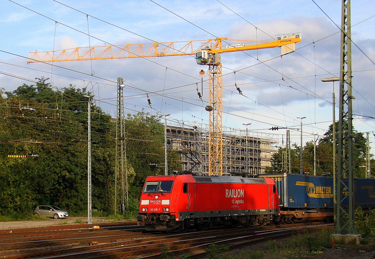 185 298-7 von Railion kommt aus Richtung Köln,Aachen-Hbf,Aachen-Schanz mit einem langen Containerzug aus Verona(I) nach Genk(B) und fährt in Aachen-West ein. Aufgenommen vom Bahnsteig in Aachen-West in der Abendsonne am Abend vom 27.8.2014.