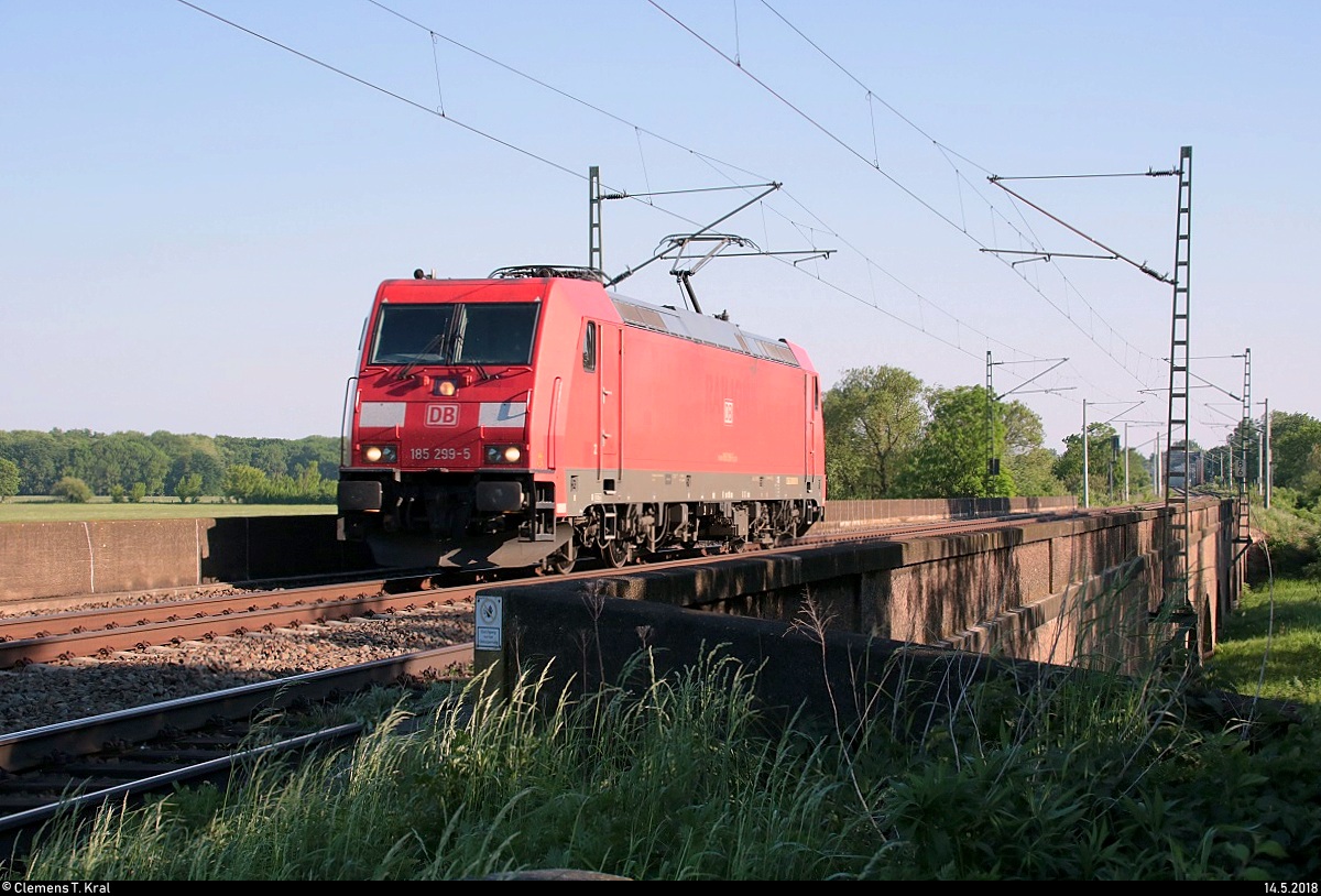 185 299-5 DB als Tfzf passiert die Steinlache bei Kollenbey auf der Bahnstrecke Halle–Bebra (KBS 580) Richtung Halle (Saale).
[14.5.2018 | 18:13 Uhr]