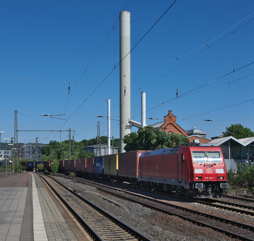 185 300 rollt mit einem Containerzug durch den Hauptbahnhof von Göttingen. Ab Göttingen ändert sich die Streckennummer. Von Hannover bis Göttingen Gbf ist es die Streckennummer 1732 ab Göttingen die Streckennummer 3600 über Bebra, Fulda nach Frankfurt am Main. 24.08.2016