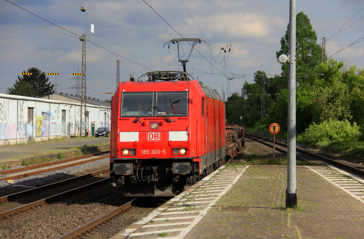 185 303-5 DB kommt mit einem Güterzug aus Andernach-Gbf nach Oberhausen-West und kommt aus Richtung Bonn und fährt durch Roisdorf bei Bornheim in Richtung Köln. 
Aufgenommen vom Bahnsteig in Roisdorf bei Bornheim. 
Bei schönem Sonnenschein und Wolken am Nachmittag vom 1.5.2018.