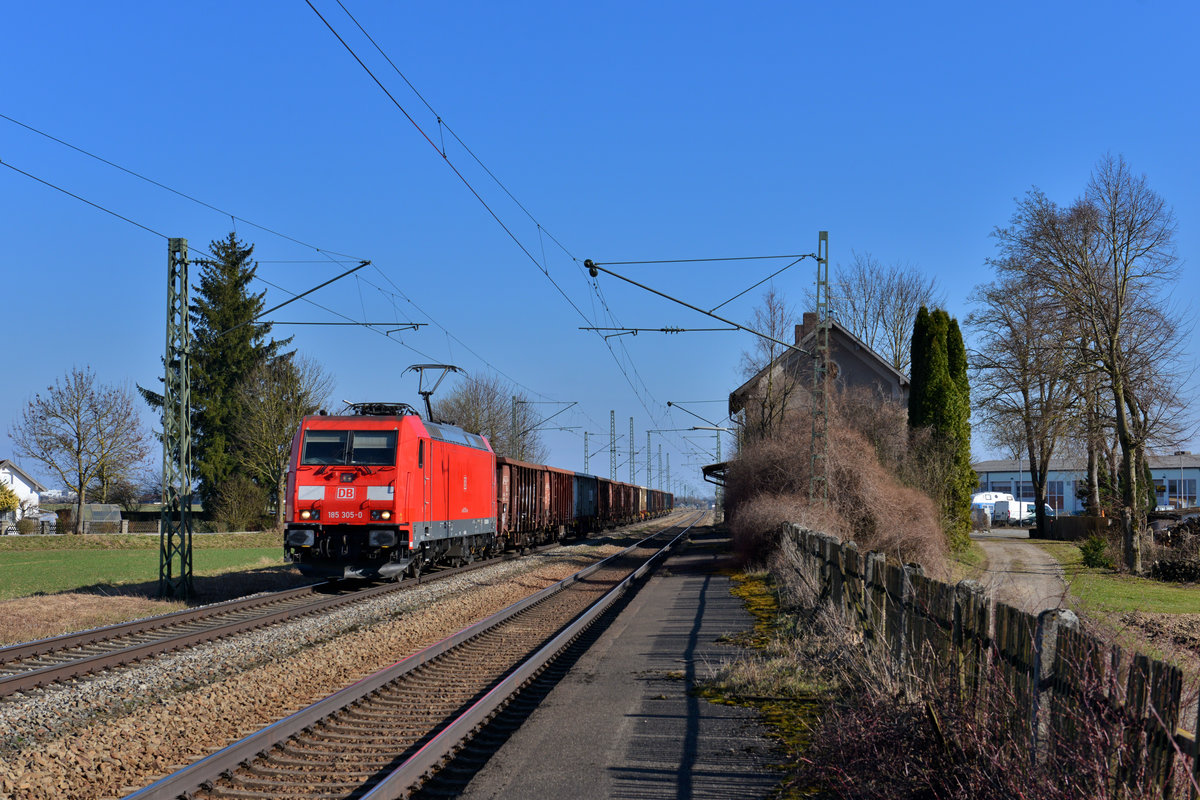 185 305 mit einem Güterzug am 12.03.2017 bei Stephansposching. 