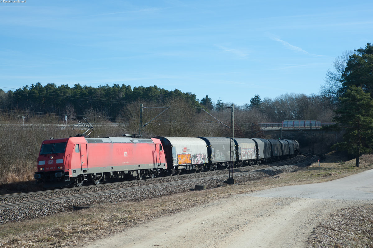 185 306-8 mit einem gemischten Güterzug Richtung Nürnberg bei Sinngrün, 04.03.2017