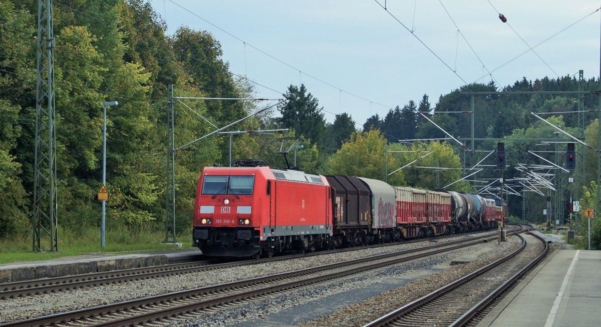 185 306 der DB mit Güterzug bei der Durchfahrt durch den Bahnhof Aßling nach Norden(Strecke Rosenheim - München). 22. September 2017