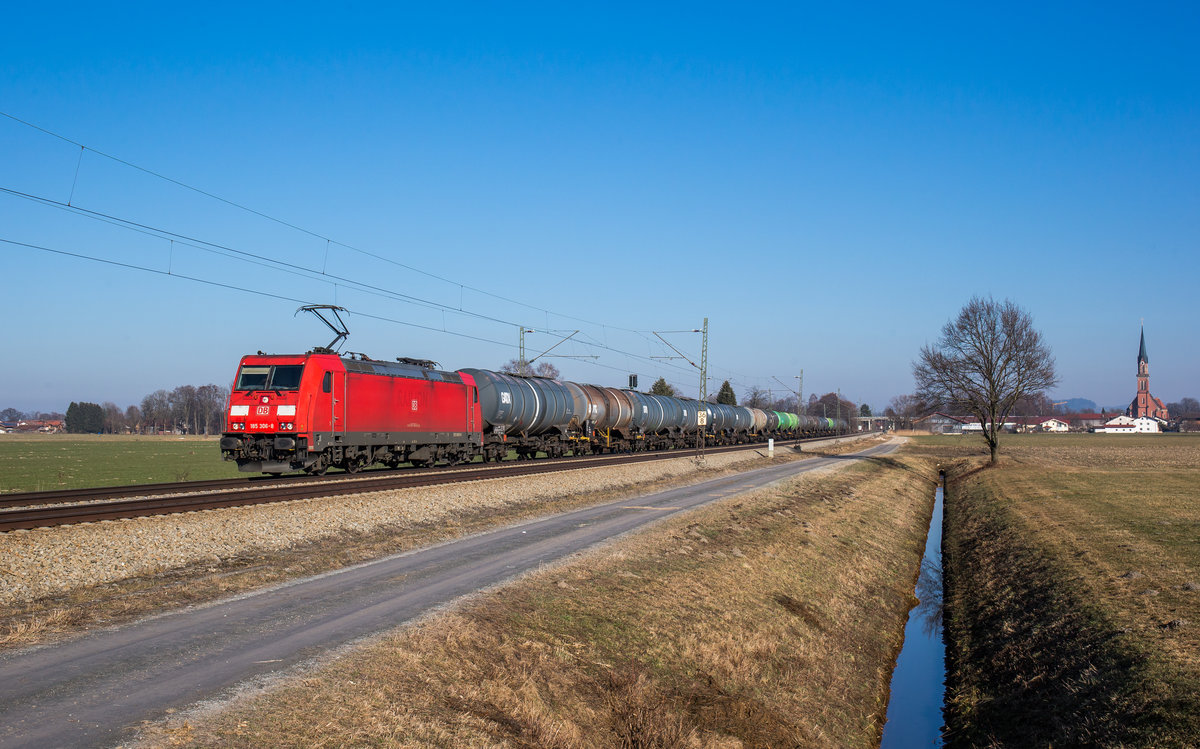 185 306 fährt am 14. Februar 2017 mit einigen Kesselwagen bei Übersee in Richtung München.