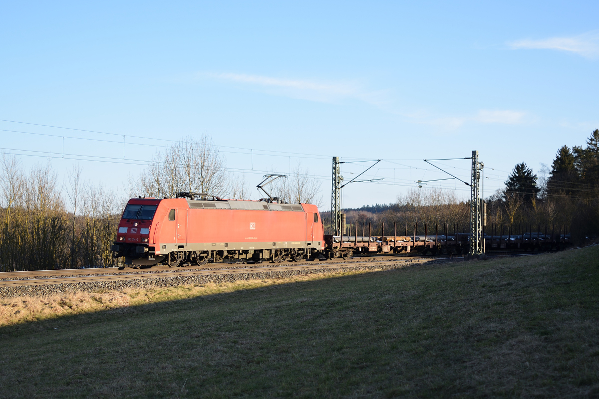 185 314 zieht am 13.02 2018 einige mit Stahl beladene Rungenwagen durch Westerstetten Richtung Stuttgart.