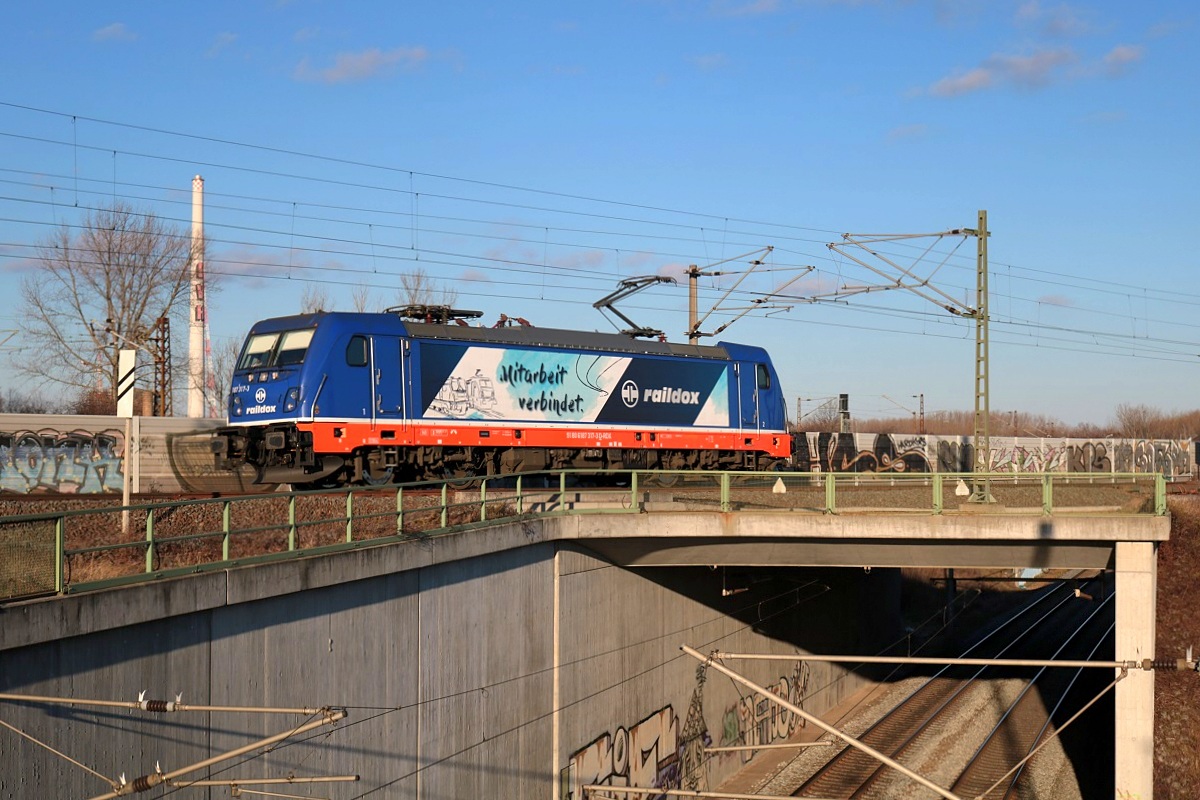185 317-3 Raildox als Tfzf befährt in Halle (Saale), Kasseler Straße, das Verbindungsgleis zur Bahnstrecke Halle–Bebra (KBS 580) in südlicher Richtung. [29.12.2017 | 14:19 Uhr]