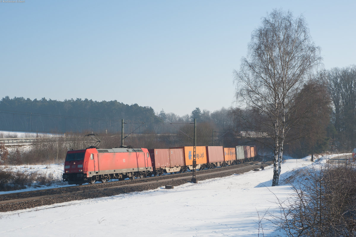 185 319-1 mit einem Containerzug bei Sinngrün Richtung Nürnberg, 21.01.2017