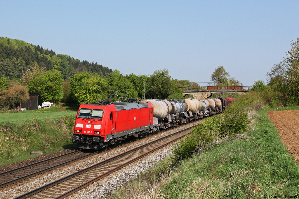 185 320 mit einem gemischten Güterzug sm 24.04.2014 bei Dettenhofen.
