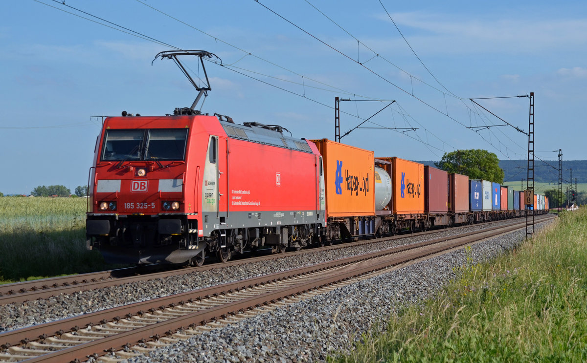 185 325 führte am Abend des 13.06.17 einen Containerzug durch Retzbach-Zellingen Richtung Gemünden.