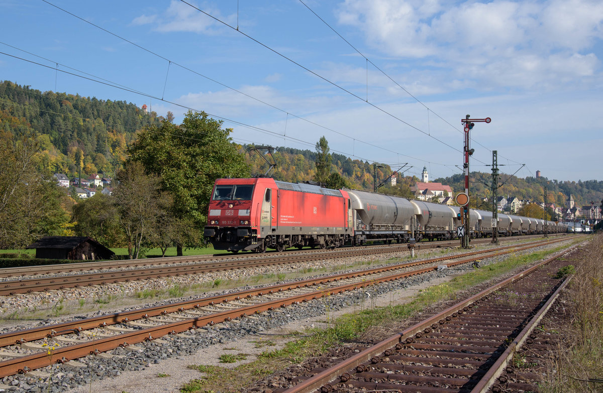 185 332 Green Cargo mit dem  GB 60079, Spreewitz - SingenHtw., Sdl. (Braunkohlestaub) Richtung Singen auf der Gäubahn bei Horb am Neckar.(30.9.2017).