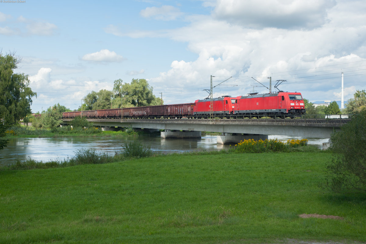 185 339 und 185 314 mit einem Eaos-Zug bei der Überquerung der Isar in Plattling Richtung Passau, 20.08.2017