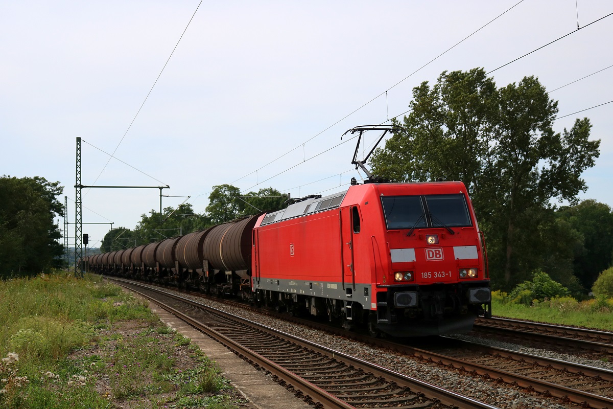 185 343-1 DB als Kesselzug fährt in Schkortleben auf der Bahnstrecke Halle–Bebra (KBS 580) Richtung Großkorbetha. [8.8.2017 - 11:41 Uhr]