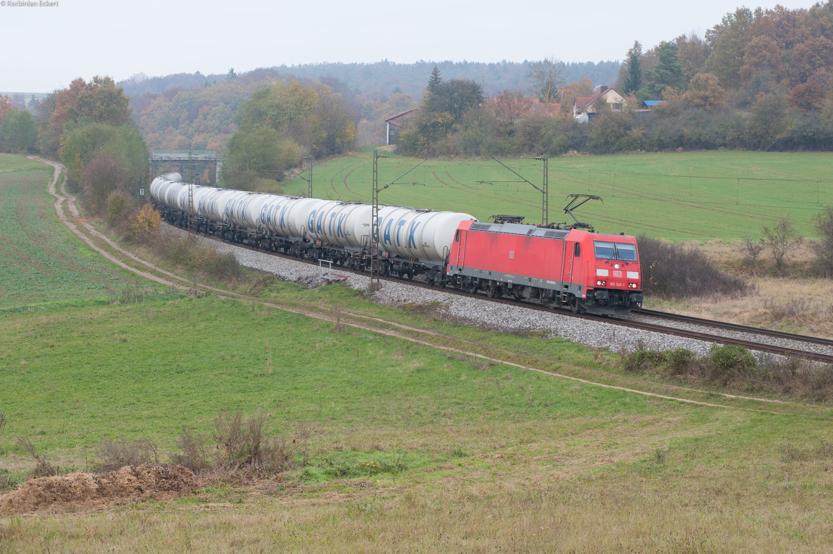 185 343-1 mit einem Kesselwagenzug bei Edlhausen Richtung Regensburg, 04.11.2016