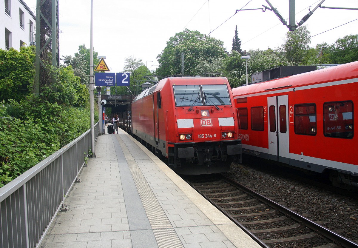 185 344-9 DB kommt aus Richtung Köln,Aachen-Hbf und fährt durch Aachen-Schanz mit einem Kurzen  Stahlplattenzug aus Richtung Köln und fährt in Richtung Aachen-West.
Bei Sonne und Wolken am Nachmittag vom 12.5.2015.