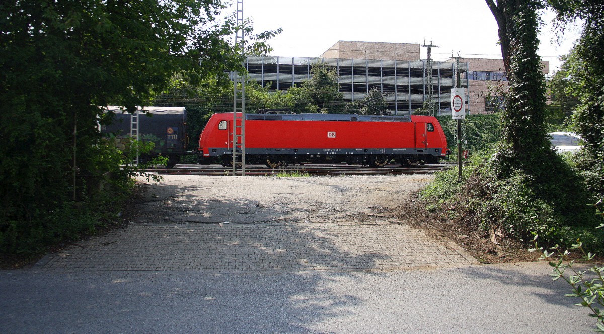 185 346-4 DB kommt aus Richtung Köln,Aachen-Hbf,Aachen-Schanz mit einem  Kurzen Coilzug aus Linz-Voestalpine(A) nach Genk-Goederen(B) und fährt in Aachen-West ein.
Aufgenommen von der Geschwister-Scholl-Straße in Aachen bei schönem Sonnenschein am Nachmittag vom 5.8.2014.

















