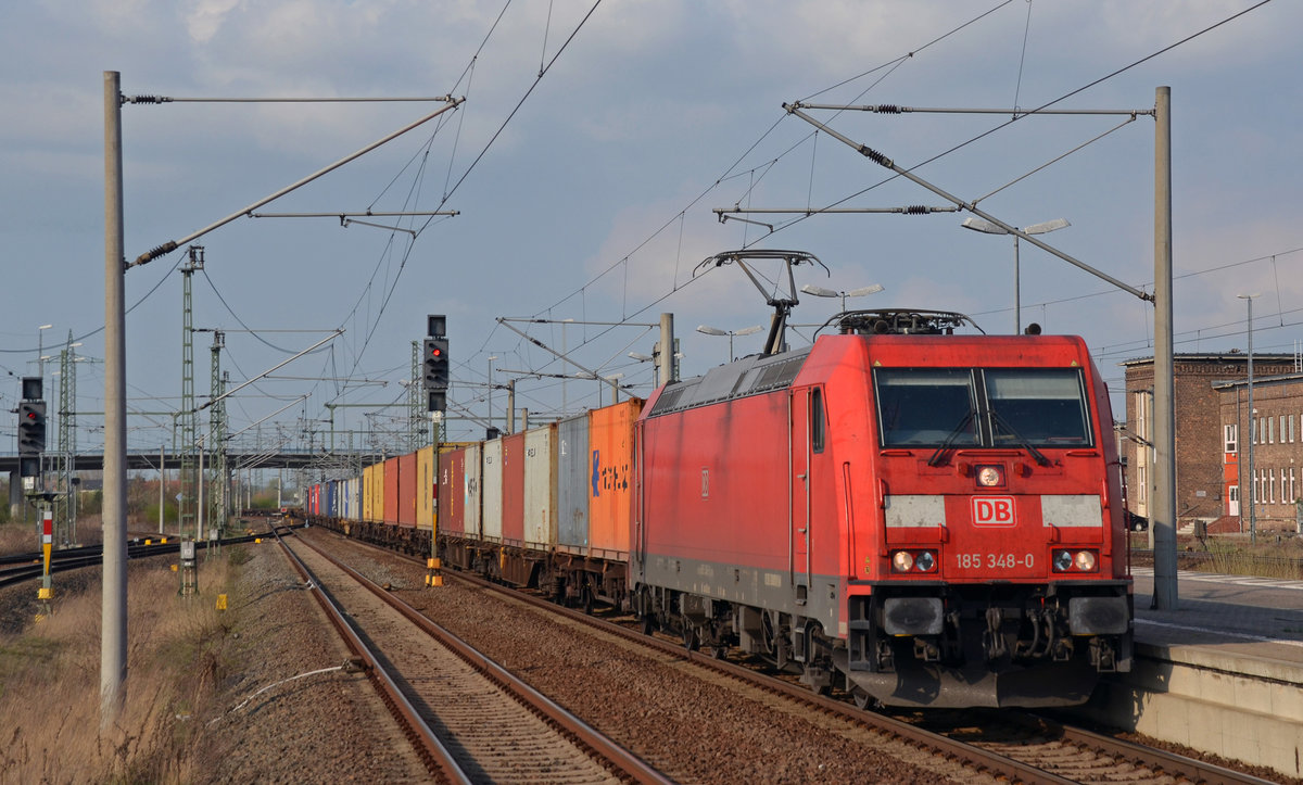 185 348 fuhr mit einem Containerzug Richtung Leipzig am 02.04.17 durch Bitterfeld.