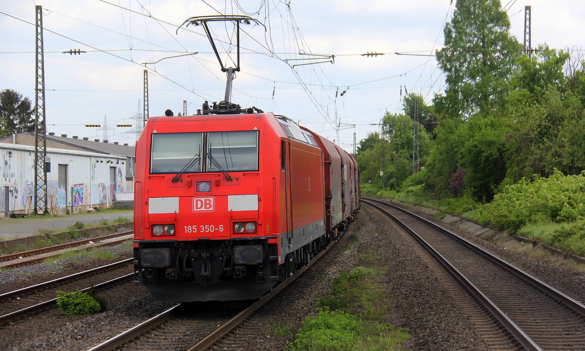 185 350-6 DB kommt mit einem gemischten Güterzug aus Mannheim-Gbf(D) nach Köln-Gremberg(D) und kommt aus Richtung Koblenz,Bonn und fährt durch Roisdorf bei Bornheim in Richtung Köln. 
Aufgenommen vom Bahnsteig in Roisdorf bei Bornheim. 
Bei schönem Sonnenschein und Wolken am Nachmittag vom 1.5.2018.