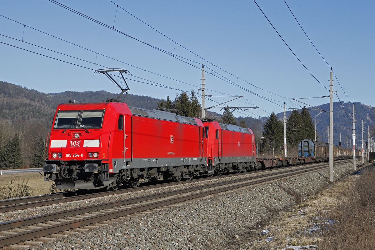 185 354 + 185 218 mit Güterzug bei Niklasdorf am 29.01.2018.