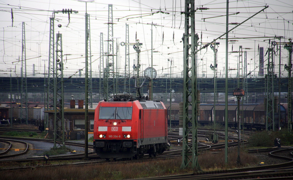 185 354-8 DB rangiert in Neuss-Gbf .
Aufgenommen vom Bahnsteig 7 in Neuss-Hbf. 
Bei Sonne und Wolken am Kalten Nachmittag vom 6.1.2018