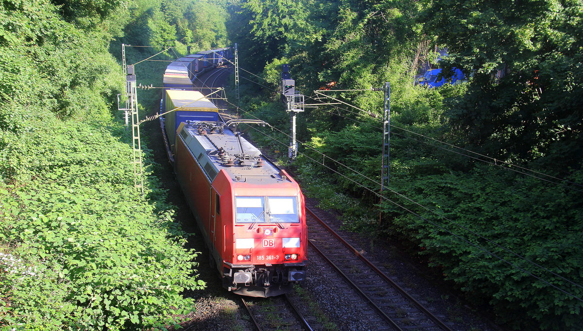 185 361-3 DB  kommt mit einem  LKW-Zug aus Zeebrugge-Vorming(B) nach Novara-Boschetto(I) und kommt aus Richtung Aachen-West,Aachen-Schanz und fährt in Richtung Aachen-Hbf,Aachen-Rothe-Erde,Stolberg-Hbf(Rheinland)Eschweiler-Hbf,Langerwehe,Düren,Merzenich,Buir,Horrem,Kerpen-Köln-Ehrenfeld,Köln-West,Köln-Süd. Aufgenommen von einer Brücke von der Weberstraße in Aachen. 
Bei Sommerwetter am Morgen vom 30.5.2018.