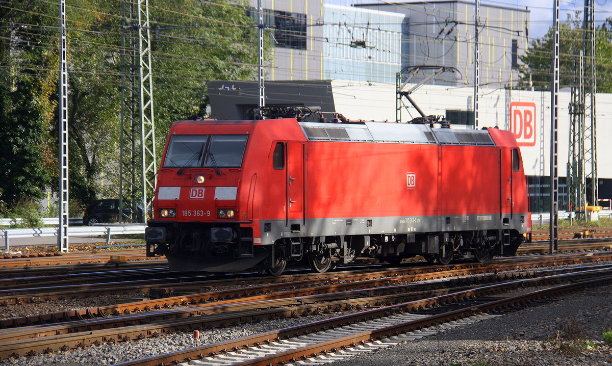 185 363-9 DB rangiert in Aachen-West. Aufgenommen vom Bahnsteig in Aachen-West. Bei Sonne und Wolken am Nachmittag vom 30.10.2017.