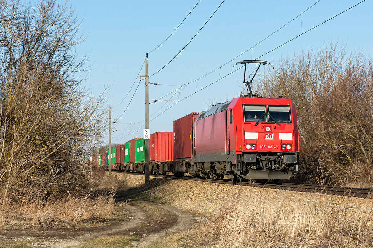 185 365 mit Containern unterwegs im Tullnerfeld. Die Aufnahme entstand zwischen Tulln Stadt und Tullnerfeld am 27.02.2019.