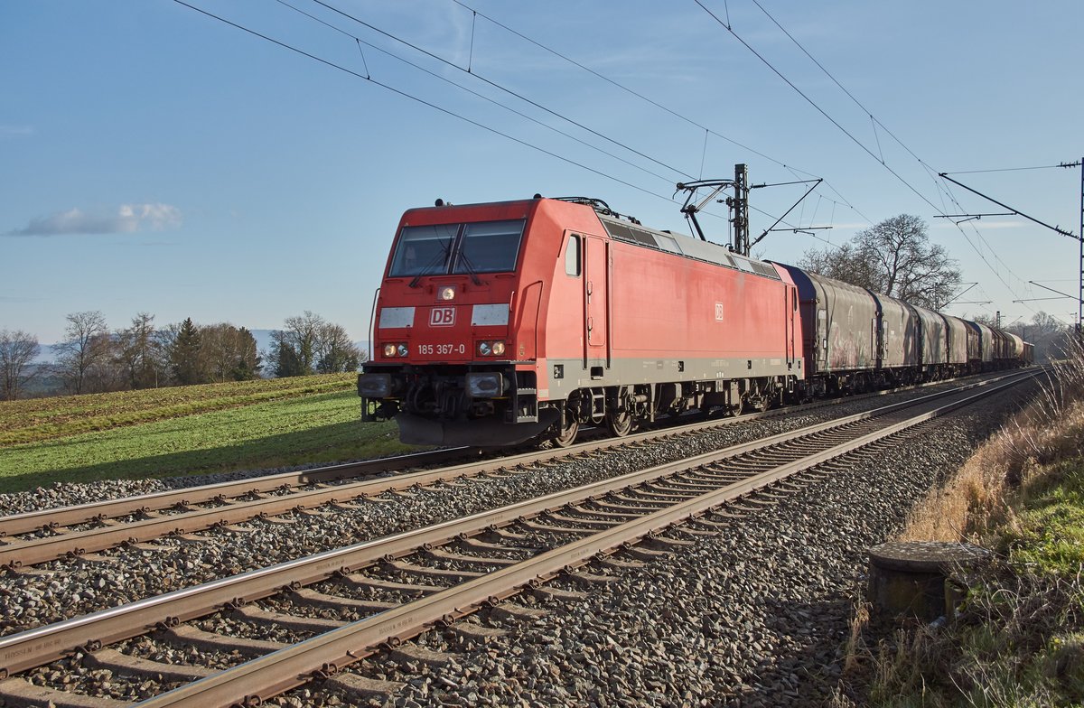 185 367-0 ist mit seinen kurzen Güterzug nach Würzburg/M. bei Buchbrunn-Mainstockheim unterwegs,gesehen am 10.01.2018.