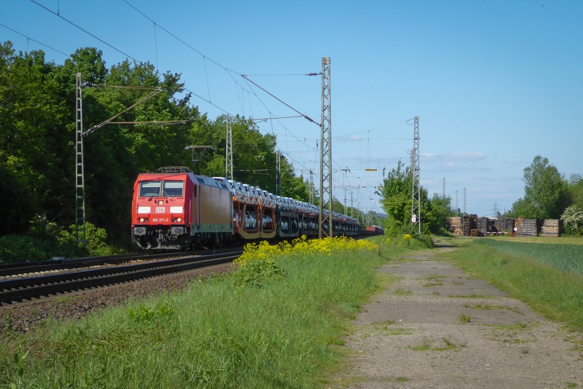 185 371 zieht einen gemischten Güterzug über die rechte Rheinstrecke Richtung Süden. Aufgenommen am 03/05/2014 bei Menden.