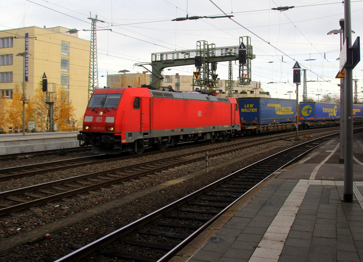 185 372-0 DB kommt aus Richtung Köln und fährt durch den Aachener-Hbf und fährt in Richtung Aachen-West mit einem LKW-Zug aus  Novara-Boschetto(I) nach Zeebrugge-Vorming(B) und fährt in Richtung Aachen-Schanz,Aachen-West.
Aufgenommen vom Bahnsteig 6 vom Aachen-Hbf. 
Am Mittag vom 1.12.2018. 