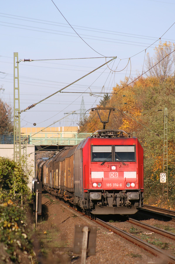 185 374 wurde am 14. November 2012 in Köln, genauer am Bahnübergang Mülheimer Ring, fotografiert.