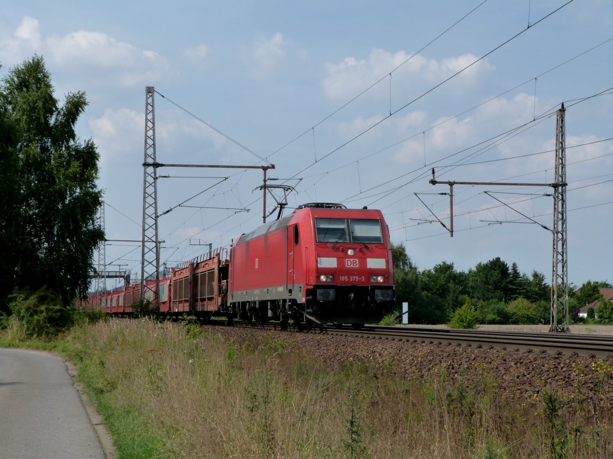 185 375 am 22.8.13 mit einem leeren Autozug in Dedensen Gmmer, Richtung Seelze. 