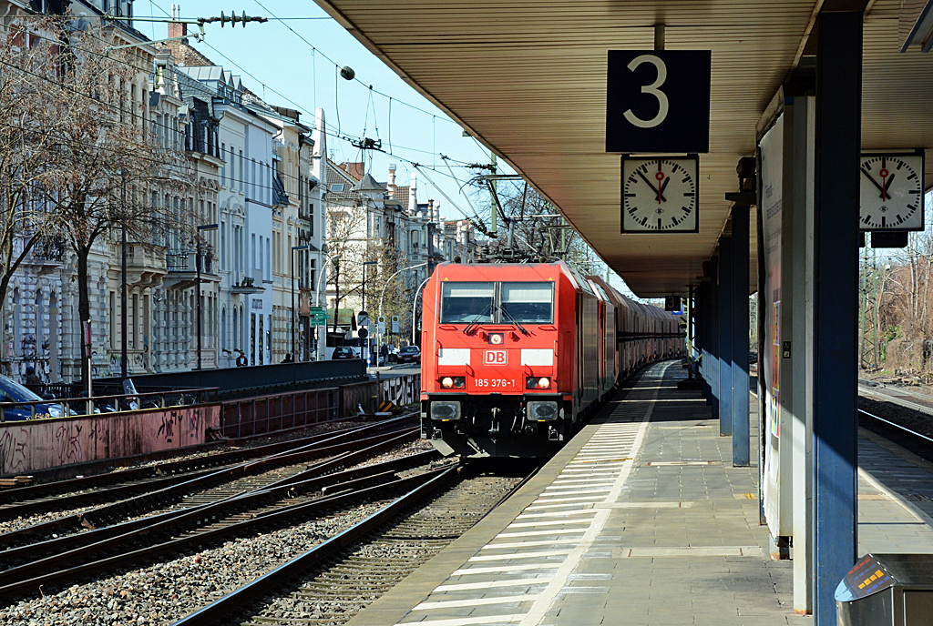 185 376-1 Doppeltraktion mit Güterzug fährt durch den Hbf Bonn - 20.03.2014