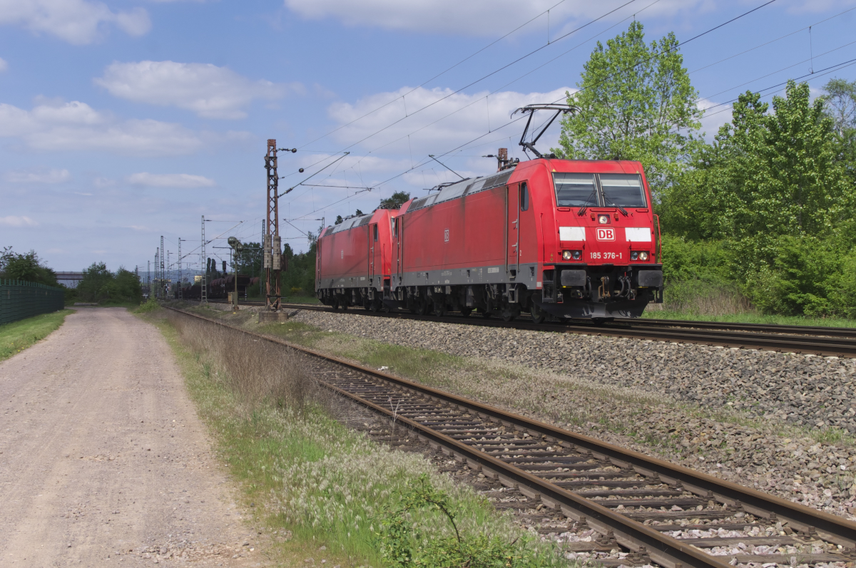 185 376-1 ist mit 185 354-8 im Schlepp auf der Saarstrecke bei Ensdorf unterwegs. Der nächste Einsatzort könnte Völklingen oder Saarbrücken Rangierbahnhof sein. Bahnstrecke 3230 Saarbrücken - Karthaus am 09.05.2017