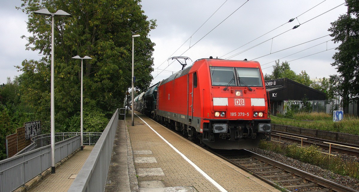 185 379-5 DB kommt die Kohlscheider-Rampe hoch aus Richtung Neuss,Herzogenrath mit einem Kurzen Kalkleerzug aus Hagen(D) nach Marche-les-Dames(B) und fährt durch Kohlscheid in Richtung Richterich,Laurensberg,Aachen-West.
Bei Sonne und Regenwolken am Nachmittag vom 19.9.2015.