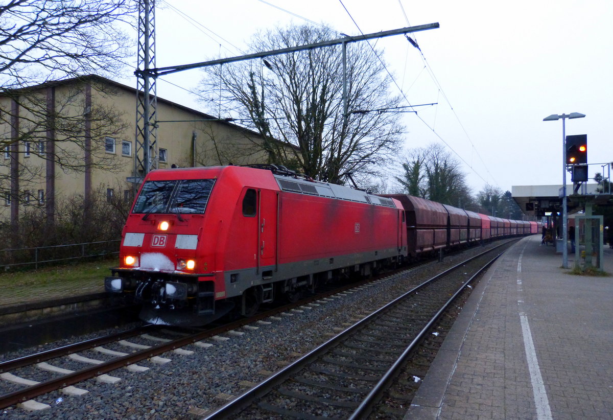 185 380-3 DB steht in Rheydt-Hbf mit einem Kohlezug aus Köln nach Neuss  und  wartet auf die Weiterfahrt nach Mönchengladbach und fährt dann weiter in Richtung Mönchengladbach-Hbf. Aufgenommen vom Bahnsteig 2 in Rheydt-Hbf. 
Bei leichtem Schneefall am Kalten Nachmittag vom 6.2.2018.