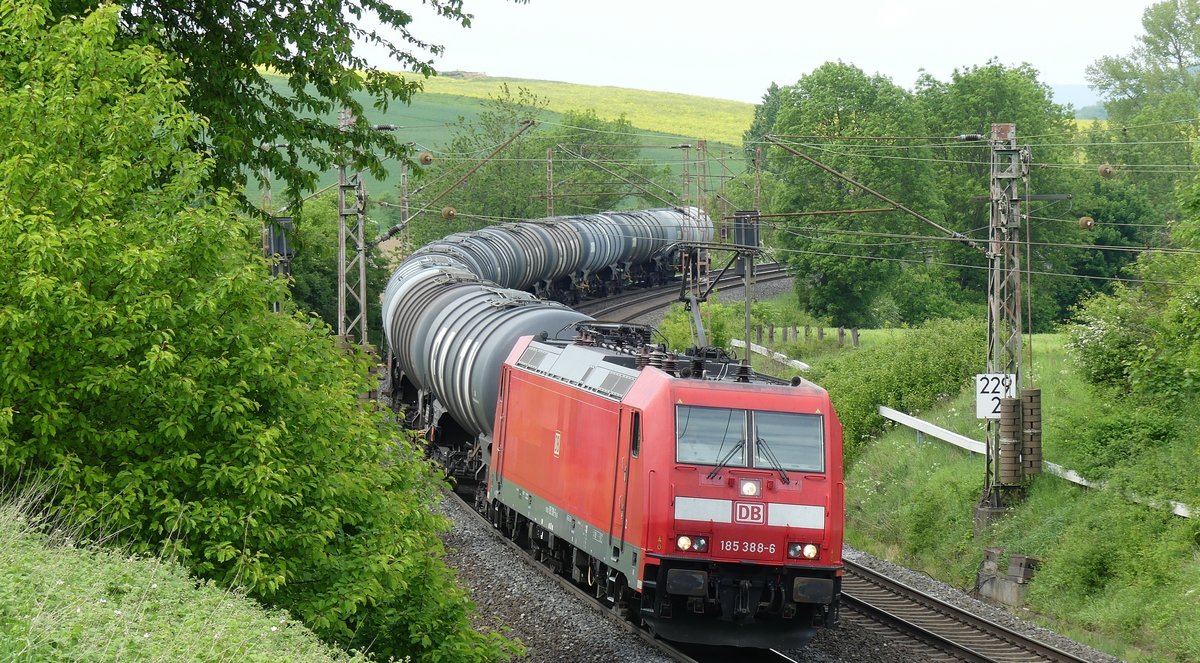 185 388 legt sich mit einem Güterzug gen Süden kurz vor Eichenberg in ein paar Kurven. Aufgenommen am 11.5.2018 15:33