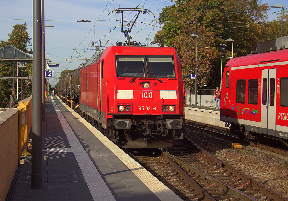 185 391-0 DB mit einem langen Kesselzug durch Kohlscheid aus Burghausen-Wackerwerk nach Antwerpen-Noord(B) und kommt die Kohlscheider-Rampe hoch nach Aachen-West. 
Aufgenommen vom Bahnsteig 2 in Kohlscheid.
Bei Sommerwetter am Nachmittag vom 17.9.2018.