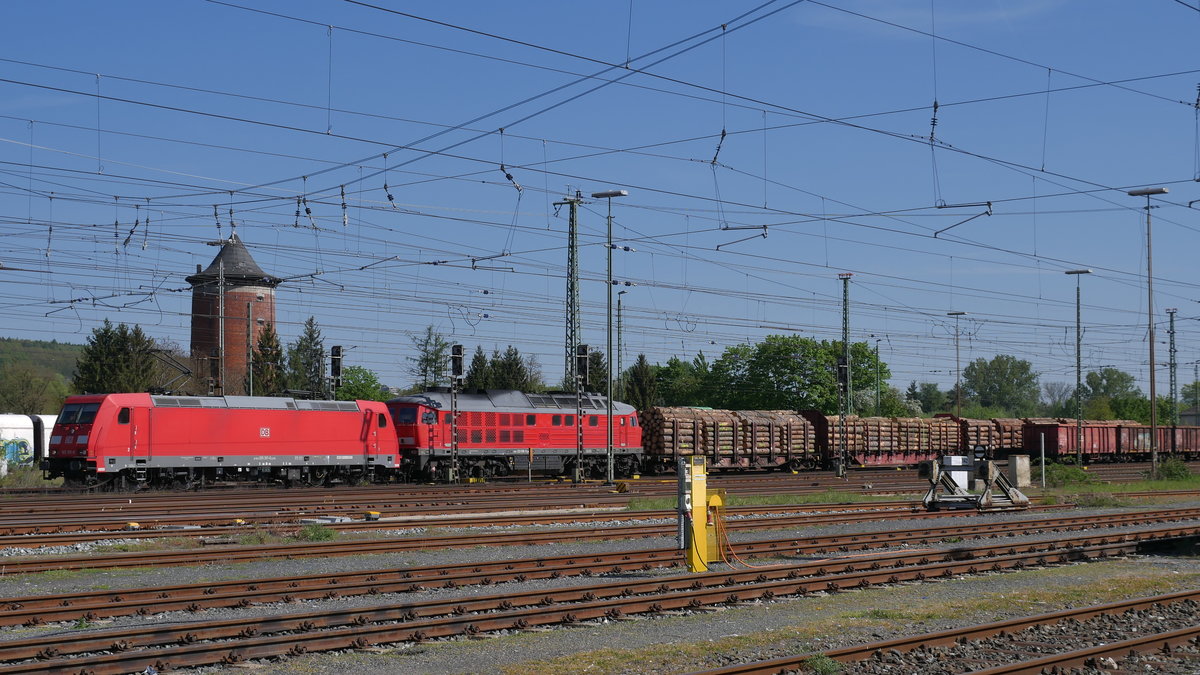 185 391 und 233 698 vor einem Holzzug in Richtung Bamberg; Lichtenfels, 11.05.2017
