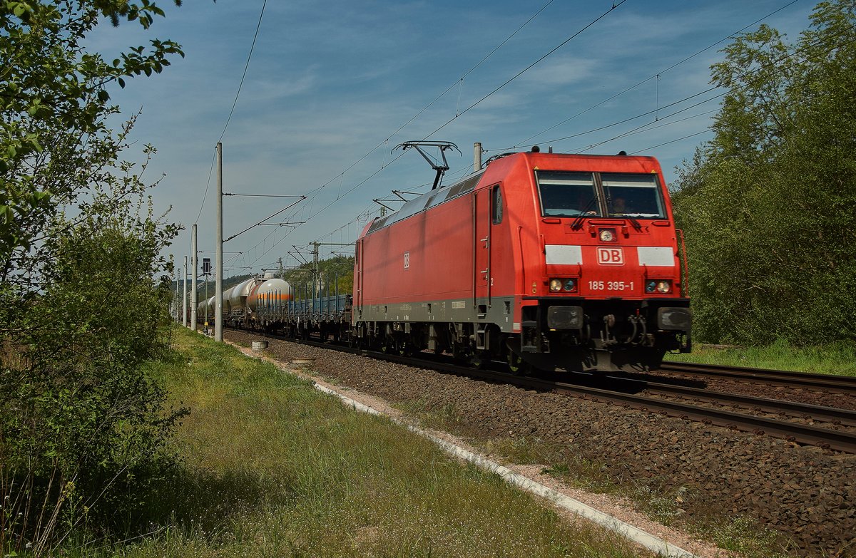 185 395-1 ist am 10.05.16 mit einen gemischten Güterzug bei Wutha zu sehen.