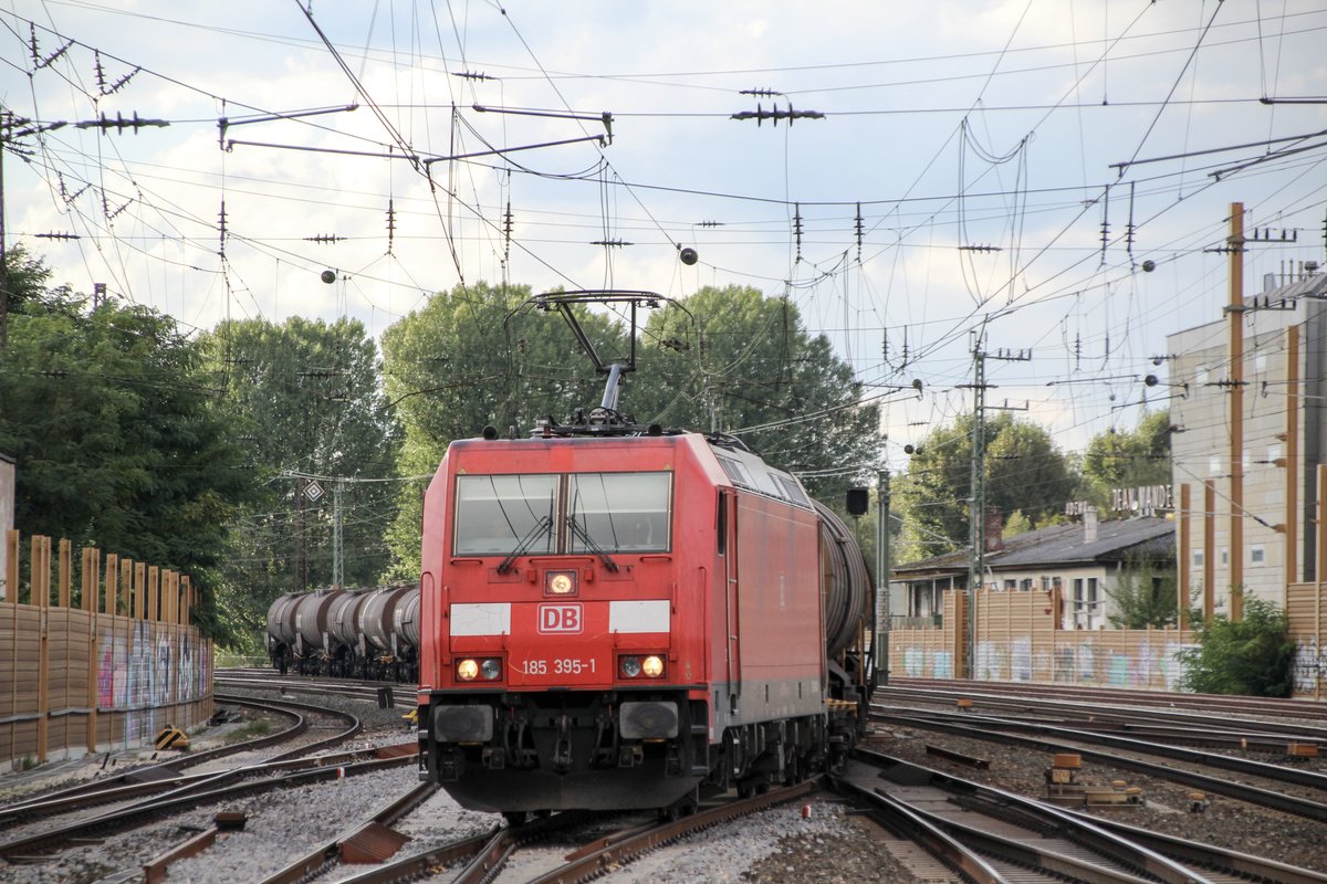 185 395 mit Kesselwagen durchfährt Fürth Hauptbahnhof.
