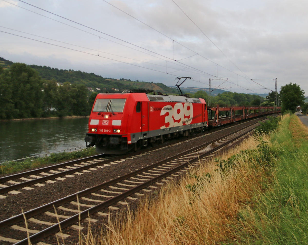 185 399-3 mit leeren Autotransportwagen in Fahrtrichtung Rüdesheim. Aufgenommen am 14.07.2015 bei Lorch im Bächergrund.