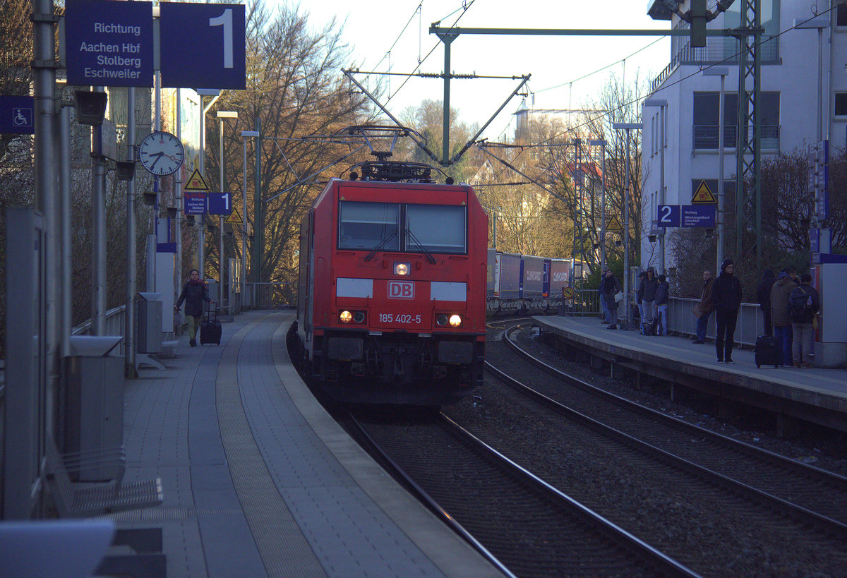 185 402-5 DB Schenker Rail  kommt aus Richtung Aachen-West mit einem LKW-Zug aus Zeebrugge-Vorming(B) nach Novara- Boschetto(I) und fährt durch Aachen-Schanz in Richtung Aachen-Hbf,Aachen-Rothe-Erde,Stolberg-Hbf(Rheinland)Eschweiler-Hbf,Langerwehe,Düren,Merzenich,Buir,Horrem,Kerpen-Köln-Ehrenfeld,Köln-West,Köln-Süd. 
Aufgenommen vom Bahnsteig von Aachen-Schanz.
Bei schönem Sonnenschein am Morgen vom 6.4.2018.