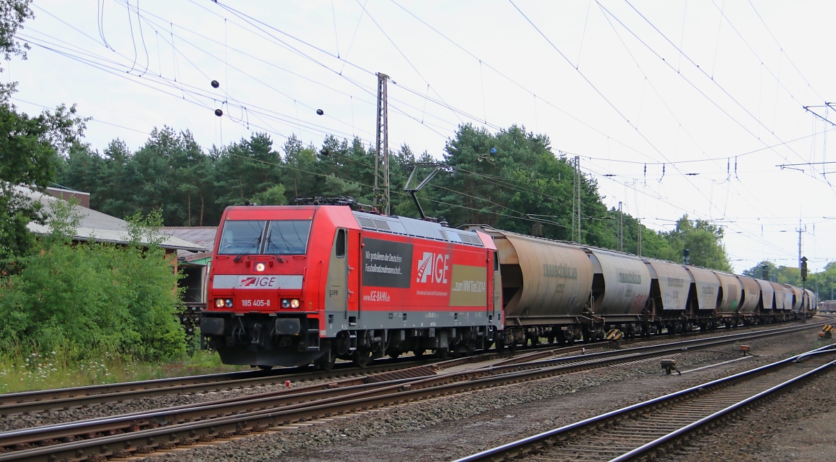 185 405-8 der IGE mit Getreidezug in Fahrtrichtung Verden(Aller). Aufgenommen am 22.07.2015 in Eystrup.