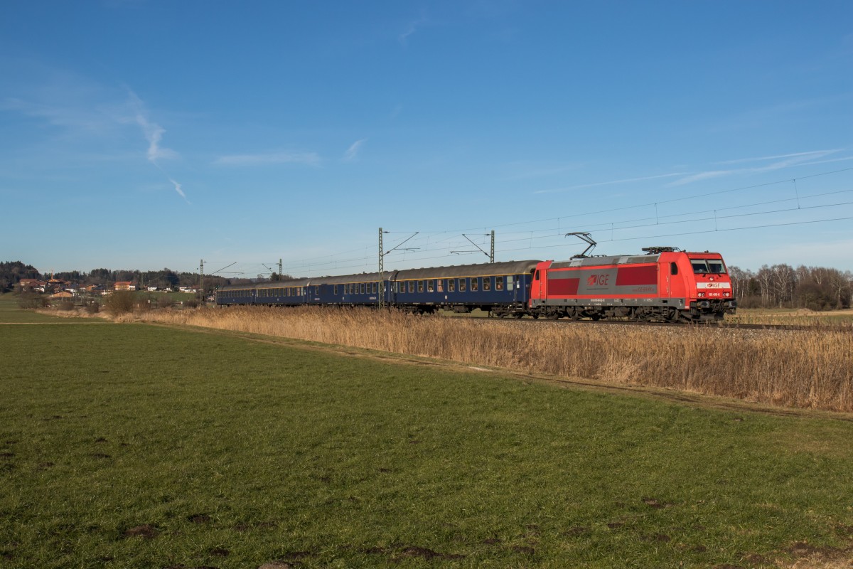 185 406 der IGE mit einem Sonderzug von Nürnberg nach Salzburg (Opatija) am 28. Dezember 2015 bei Bernau am Chiemsee.